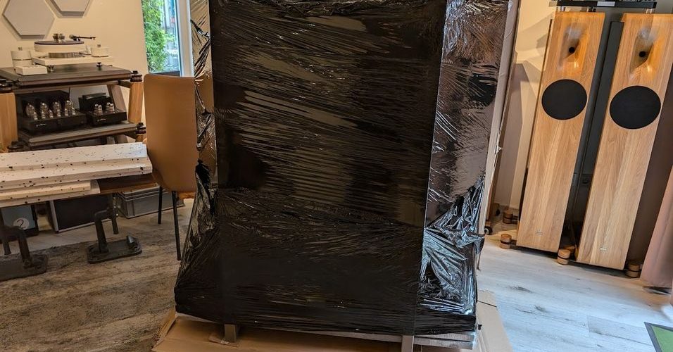 Customized version of ROGOZ AUDIO 4QG3 rack in the showroom of our German distributor…