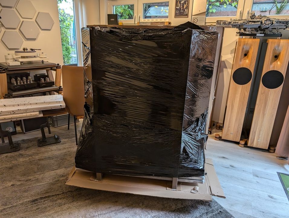 Customized version of ROGOZ AUDIO 4QG3 rack in the showroom of our German distributor…