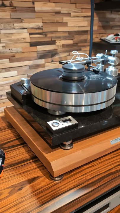 Great to see ROGOZ Audio in such a fine system at our German distributor…
